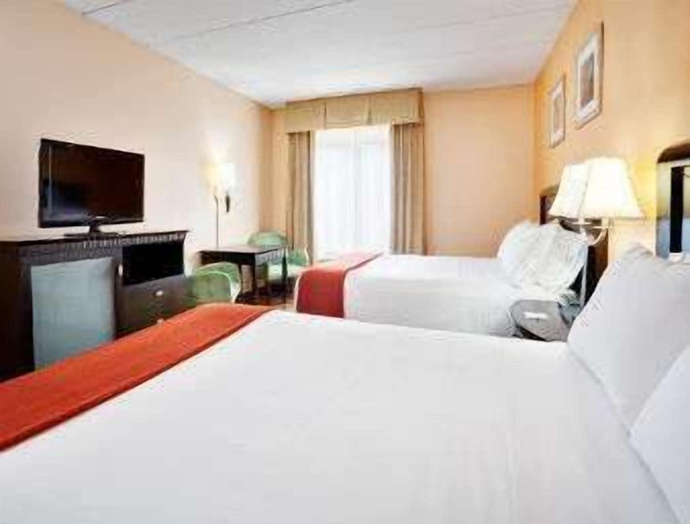 Baymont By Wyndham East Windsor Bradley Airport Hotel Bagian luar foto