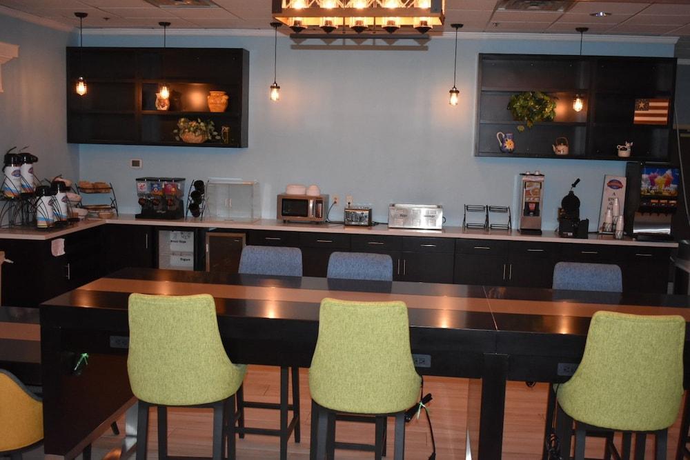 Baymont By Wyndham East Windsor Bradley Airport Hotel Bagian luar foto